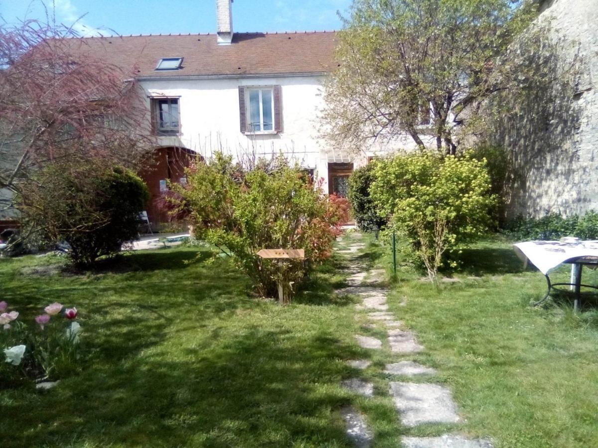 La Grille Fleurie, Chambres D'Hote Chez L'Habitant Arthonnay Exterior photo